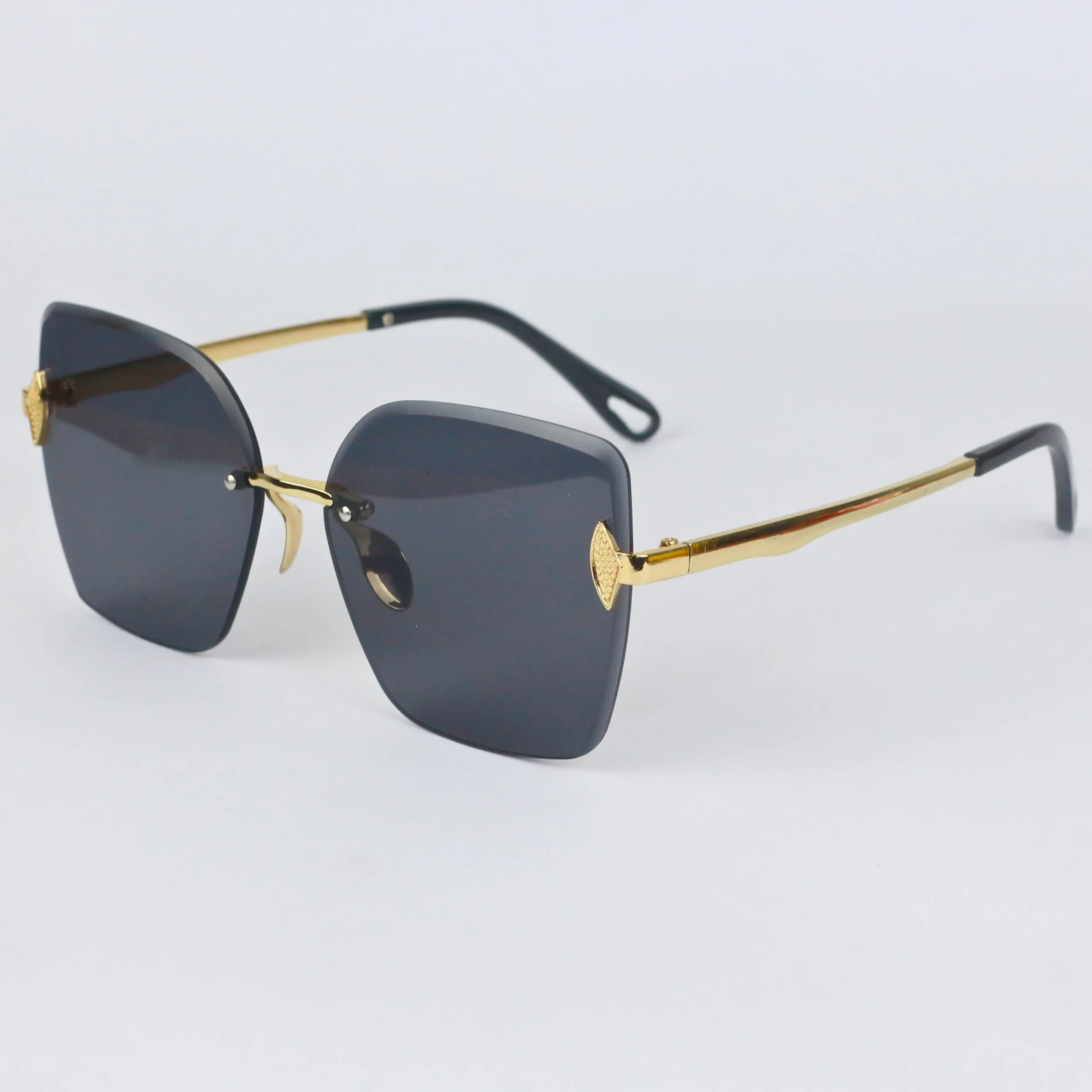 Butterfly Sunglasses with UV400 Protection, Lightweight Polycarbonate Frame Buy Butterfly Design UV400 Polarized Sunglass with Storage  main image 2